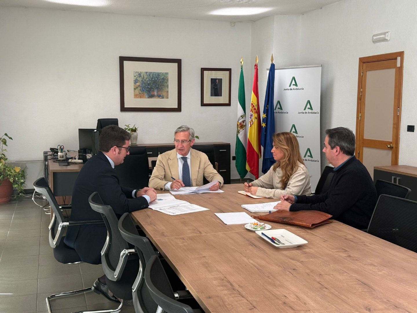 Reunión institucional para impulsar la mejora de los centros educativos del municipio