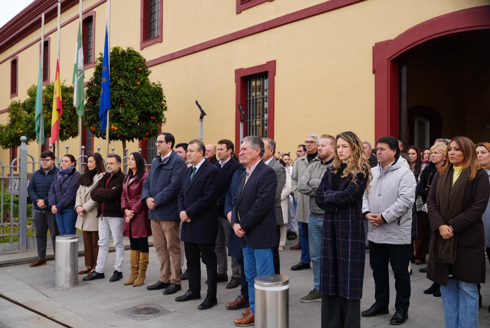 Minuto de silencio y banderas a media asta en la Diputación de Sevilla en memoria de las víctimas del accidente ferroviario en Adamuz