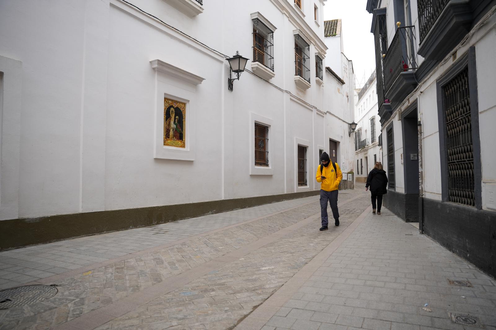 Santa Ángela de la Cruz reabre de manera peatonal, convertida en plataforma única y con adoquín de Gerena, siguiendo la línea estética de recuperación para las calles del centro histórico