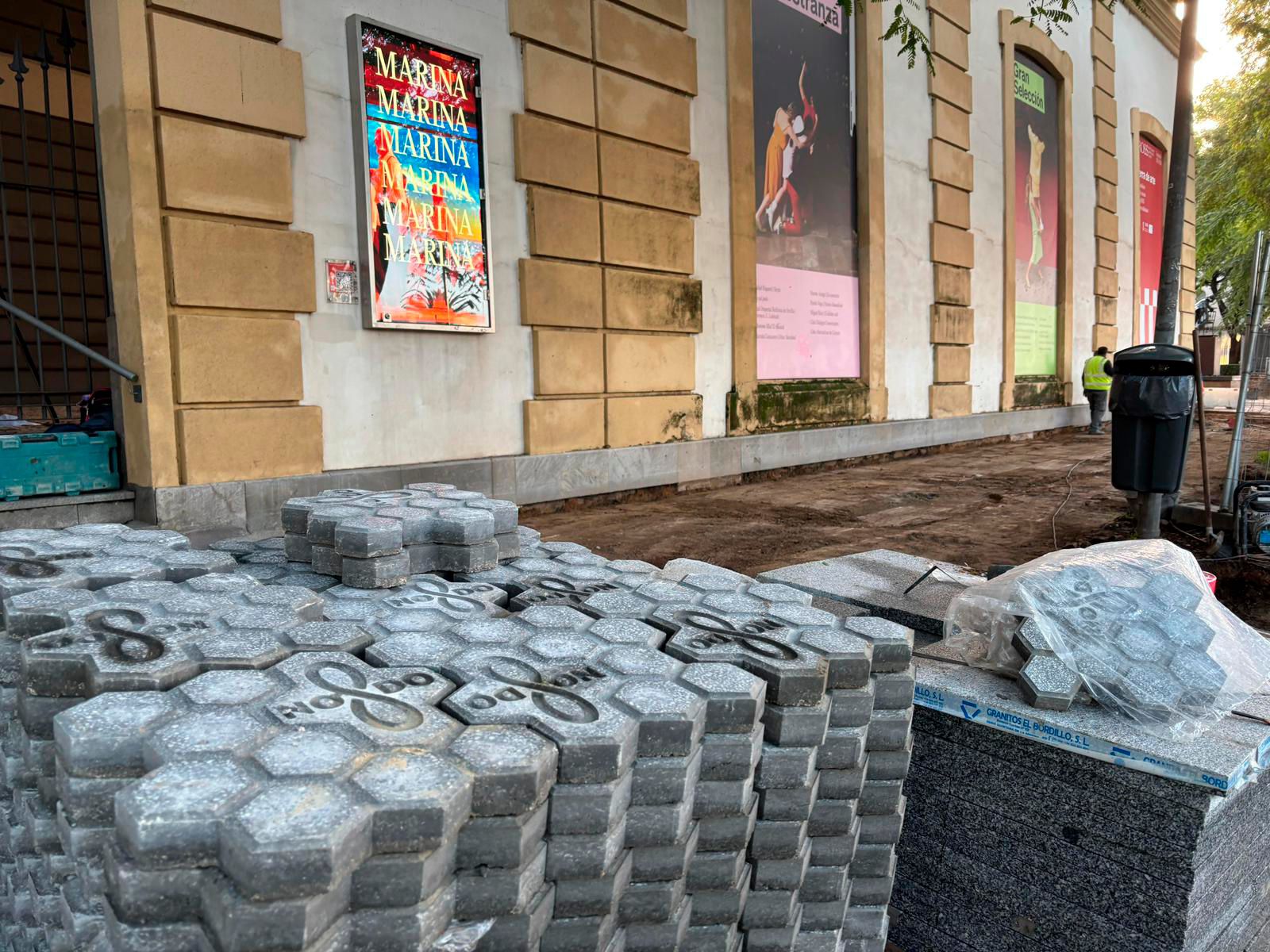 El Ayuntamiento mejora el pavimento del acceso principal al Maestranza con las nuevas baldosas del NO8DO