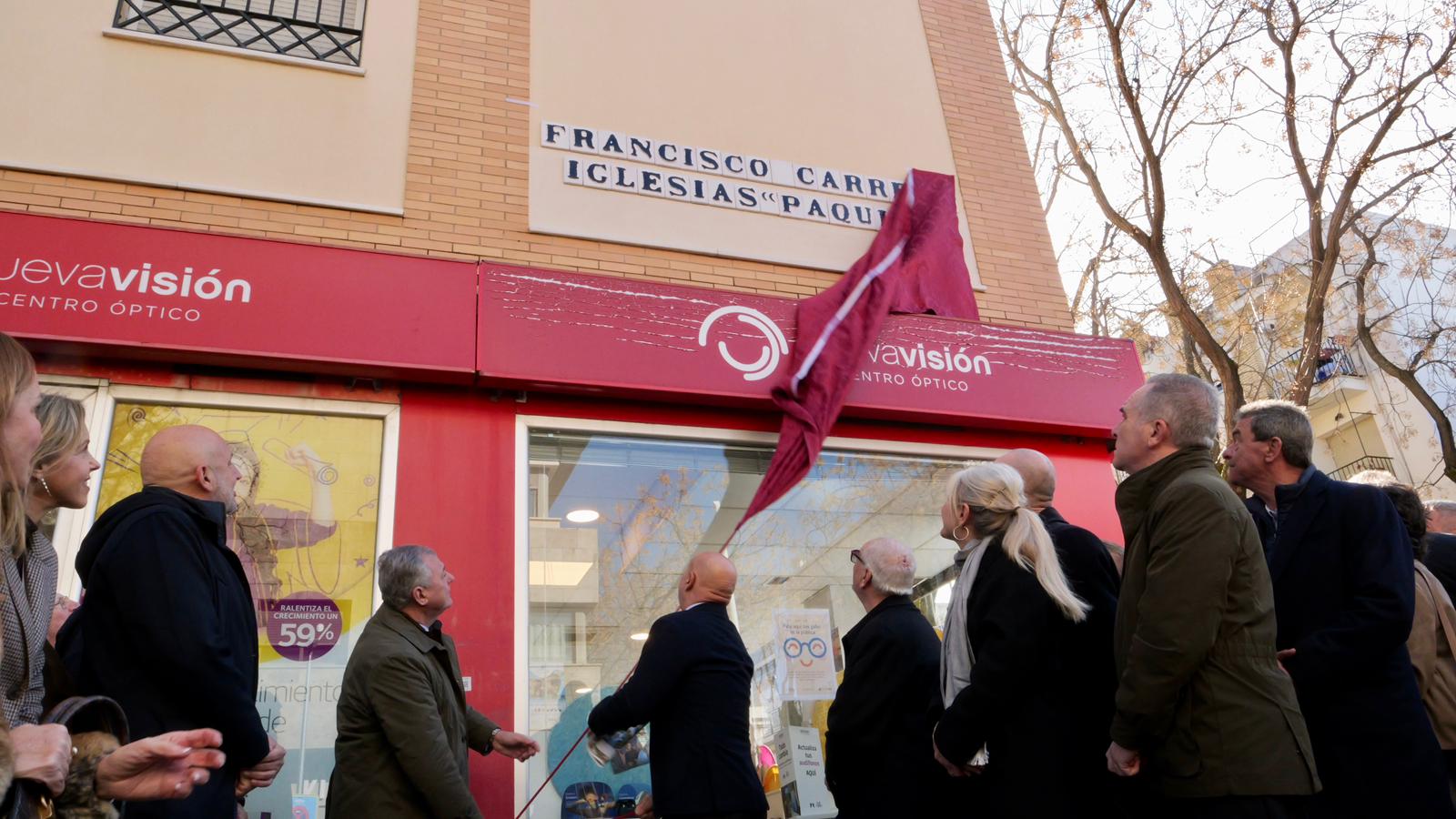 El alcalde destaca la figura de Paquili como símbolo del talento de Sevilla tiemble del Cerro del águila, durante la rotulación completa de la calle Francisco Carrera Iglesias “Paquili”