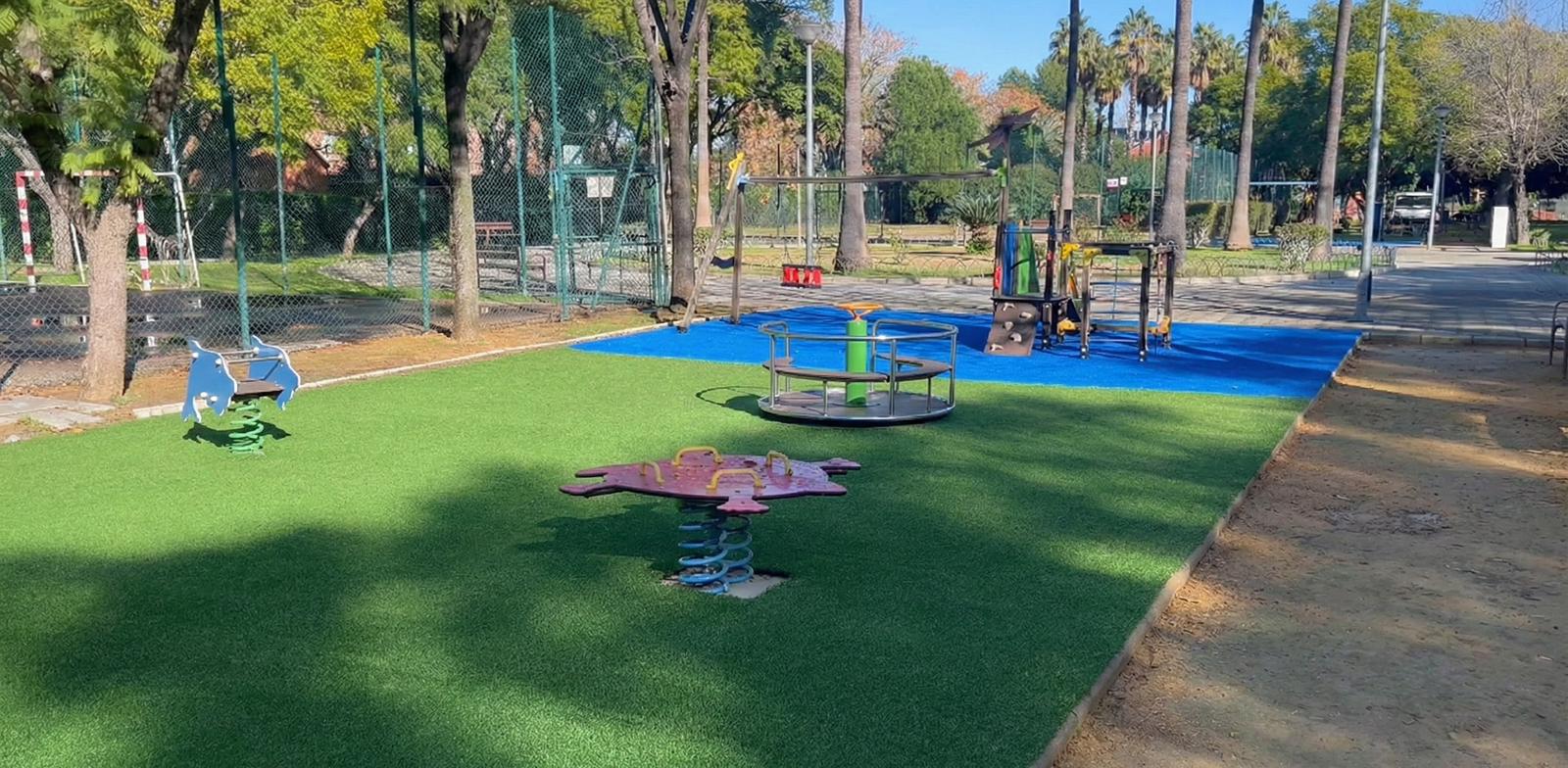 El Gobierno municipal realiza una mejora integral del parque de la Moraleja, en Sevilla Este, con avances en accesibilidad, nuevo mobiliario urbano y más zonas de sombra