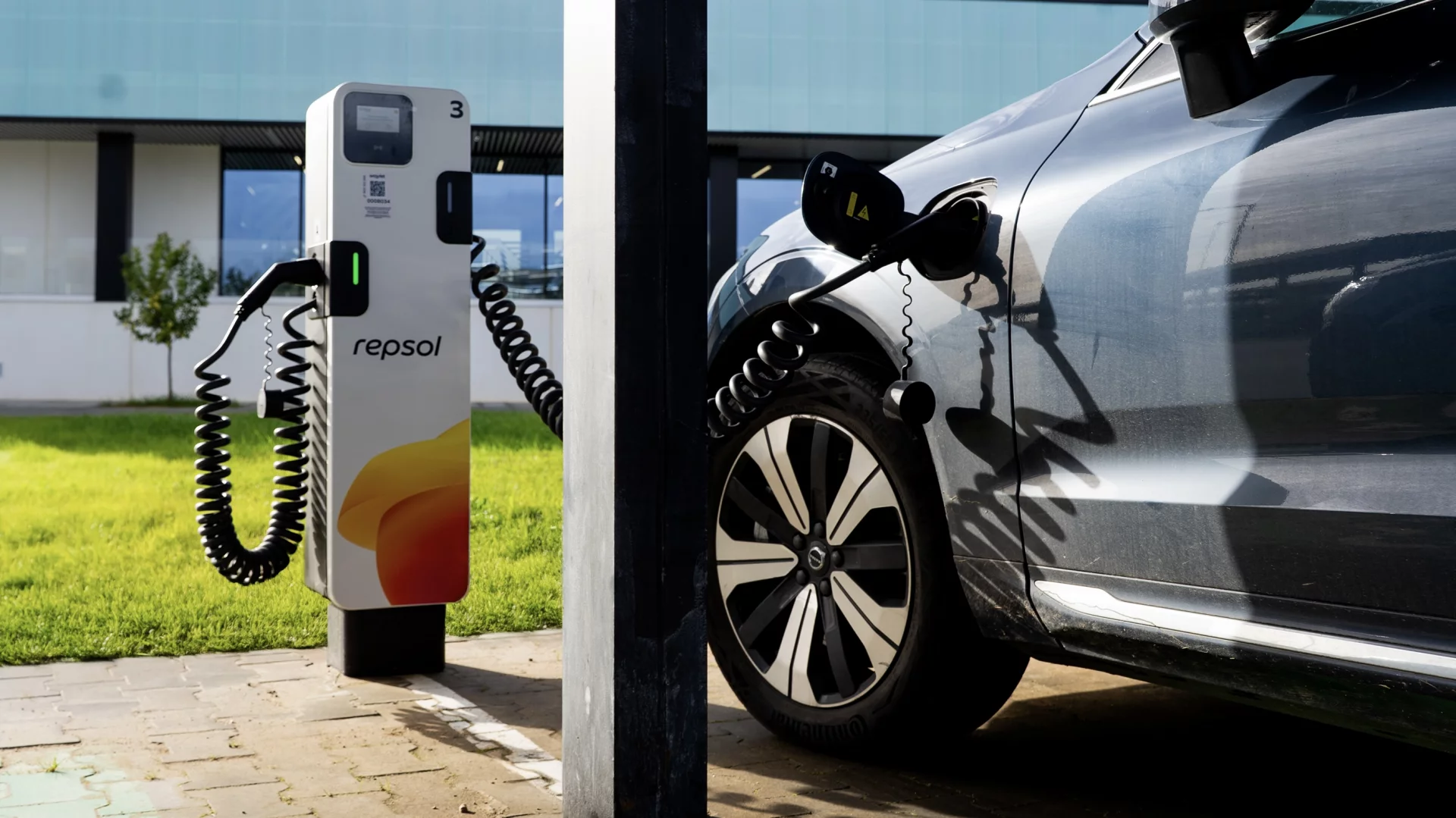 El Real Betis y Repsol instalan paneles solares y puntos de carga de vehículos eléctricos en la Ciudad Deportiva Rafael Gordillo