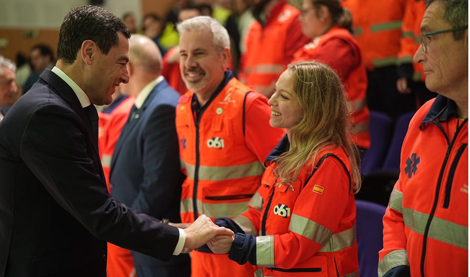 Moreno, a los sanitarios del accidente de Adamuz: “Sois el orgullo de toda Andalucía”