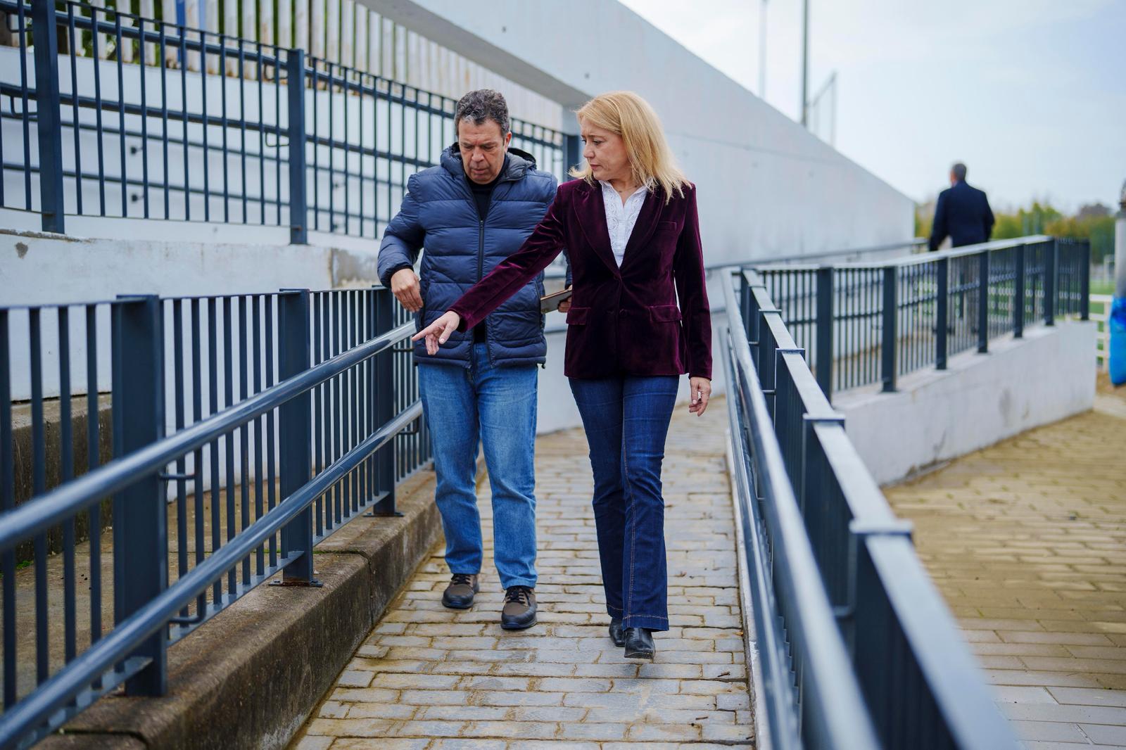 El Ayuntamiento de Sevilla atiende una demanda histórica de los vecinos y construye una rampa en San Jerónimo Parque para facilitar el acceso a las personas con movilidad reducida