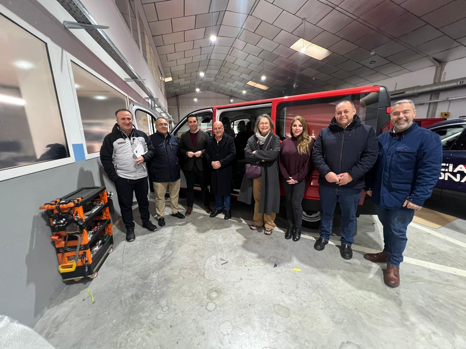 Gonzalo Domínguez supervisa la rotulación de las 10 nuevas furgonetas adquiridas para el Consorcio de Bomberos