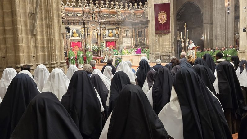 Monseñor Saiz Meneses a la vida consagrada: «Gracias por vuestra vida, que es un don para la Iglesia y un servicio silencioso para el mundo»