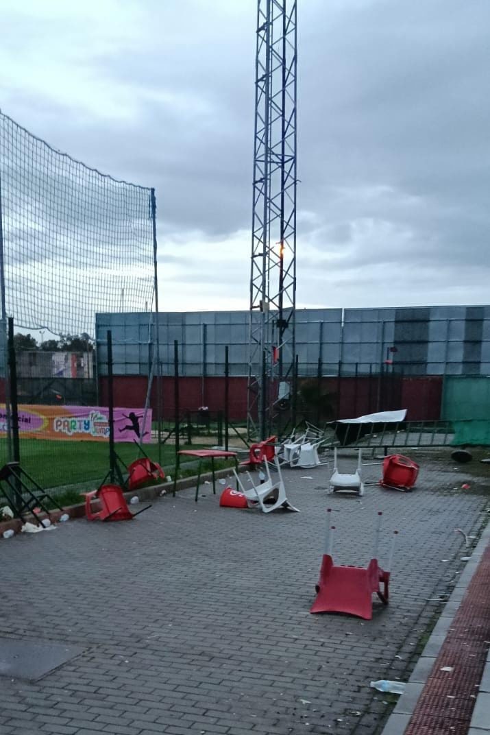 Los fortísimos vientos de la borrasca Leonardo causan más daños que anteriores temporales en Gelves