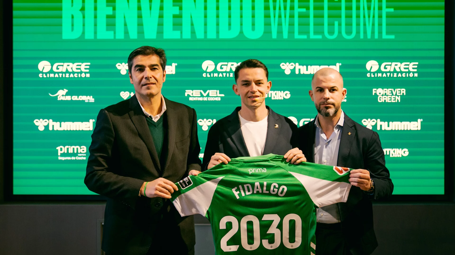 El Real Betis presenta al centrocampista Álvaro Fidalgo