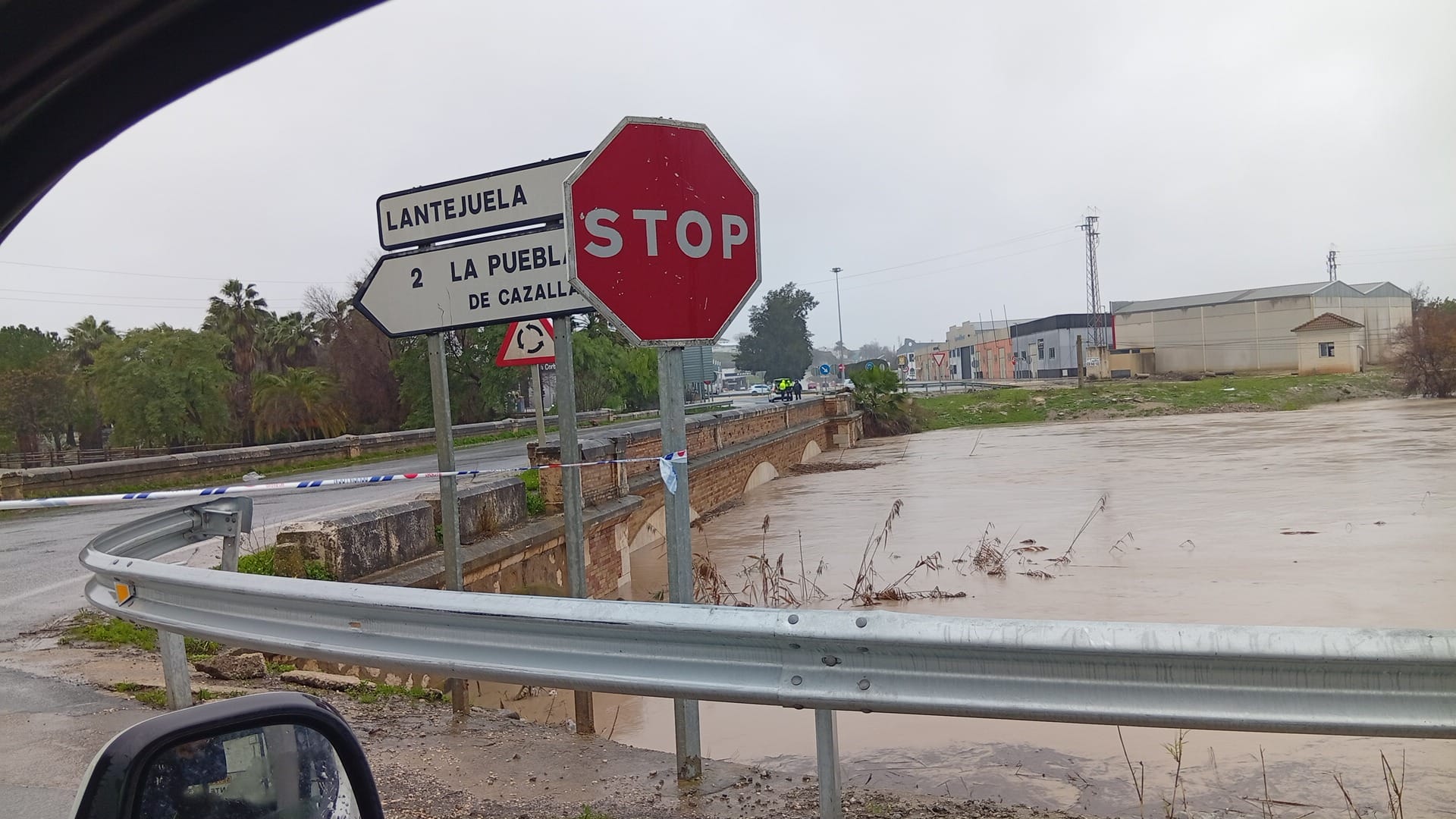 La Diputación mantiene el operativo por la borrasca Leonardo: los bomberos han atendido 135 incidencias en más de 40 municipios y hay 14 carreteras de la red provincial cortadas