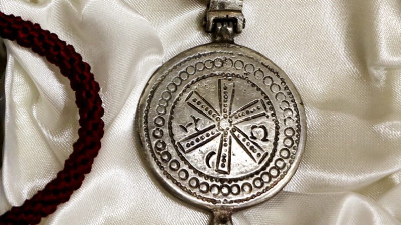 El arzobispo concede la medalla Pro Ecclesia Hispalense a Lourdes Prats por su labor en la Cáritas parroquial de Jesús Obrero