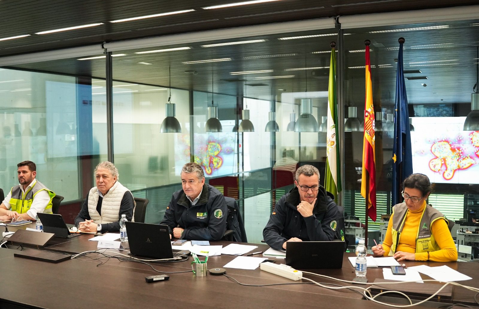 La tregua meteorológica permite la vuelta de parte de los desalojados y da un respiro a la región