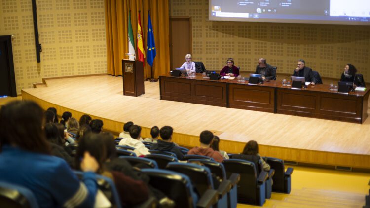 La UPO abre un espacio de diálogo y prevención sobre el suicidio y la salud mental con profesionales y familias supervivientes   La Universidad Pablo de Olavide ha celebrado esta mañana un encuentro para visibilizar el suicidio como un problema de salud pública, promover la sensibilización social y compartir enfoques de intervención y acompañamiento a familias supervivientes