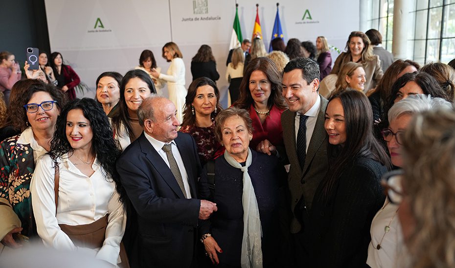 Moreno destaca el músculo industrial andaluz: un tercio del crecimiento del PIB y 25.000 empleos más