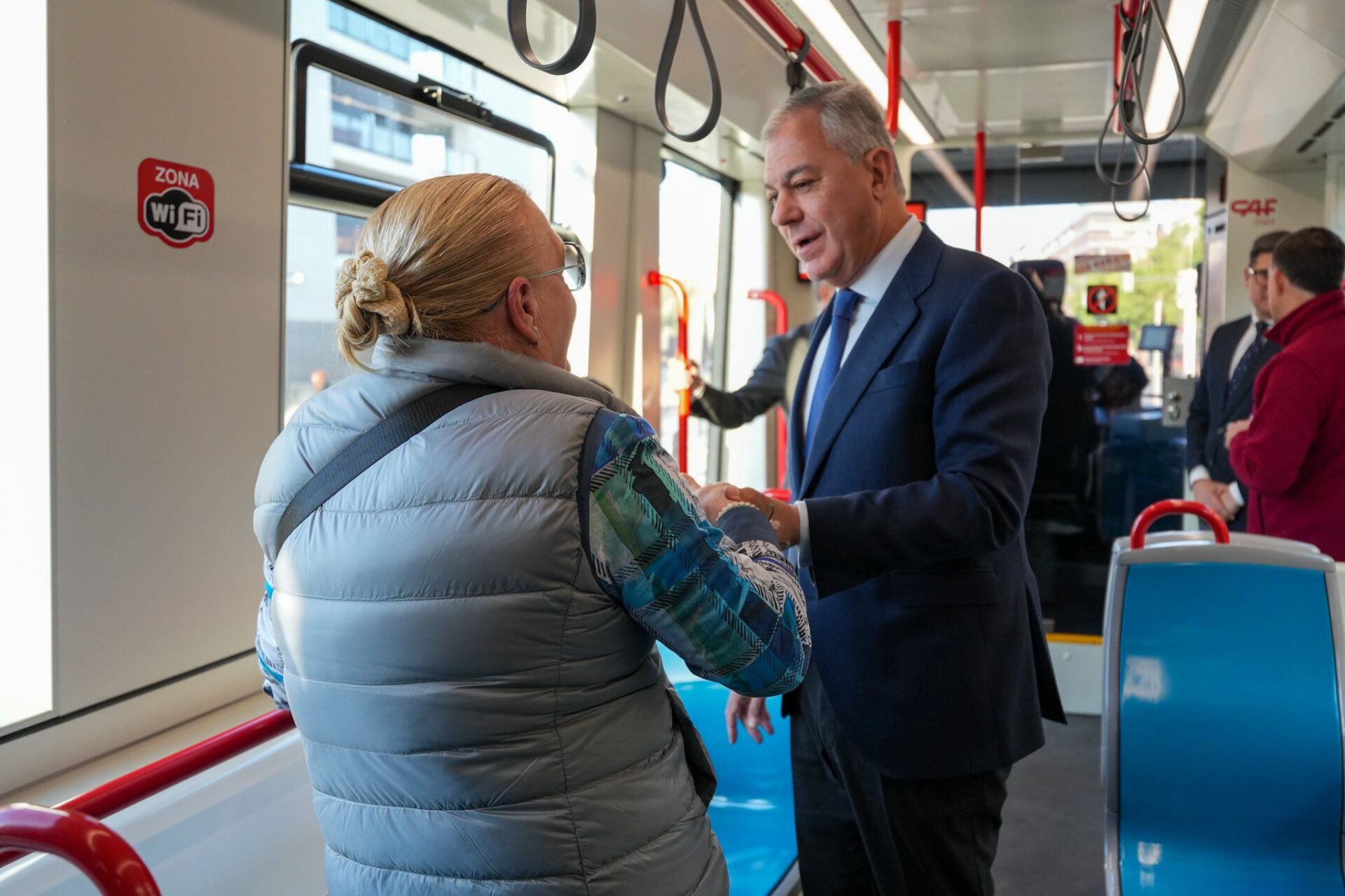 El Gobierno de Sanz impulsa una inyección de casi 35 millones de euros para renovar 63 autobuses de Tussam y reformar 20 centros deportivos