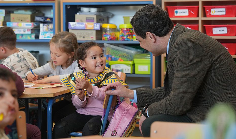 De caracolas prefabricadas a aulas nuevas: Moreno inaugura en El Ejido un colegio tras años de espera