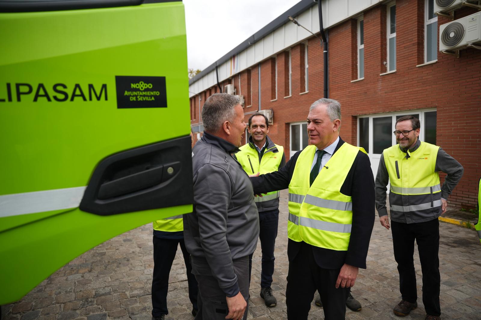 El Gobierno de Sanz impulsa los talleres de Lipasam con un aumento de plantilla del 60% y la incorporación de nueva maquinaria