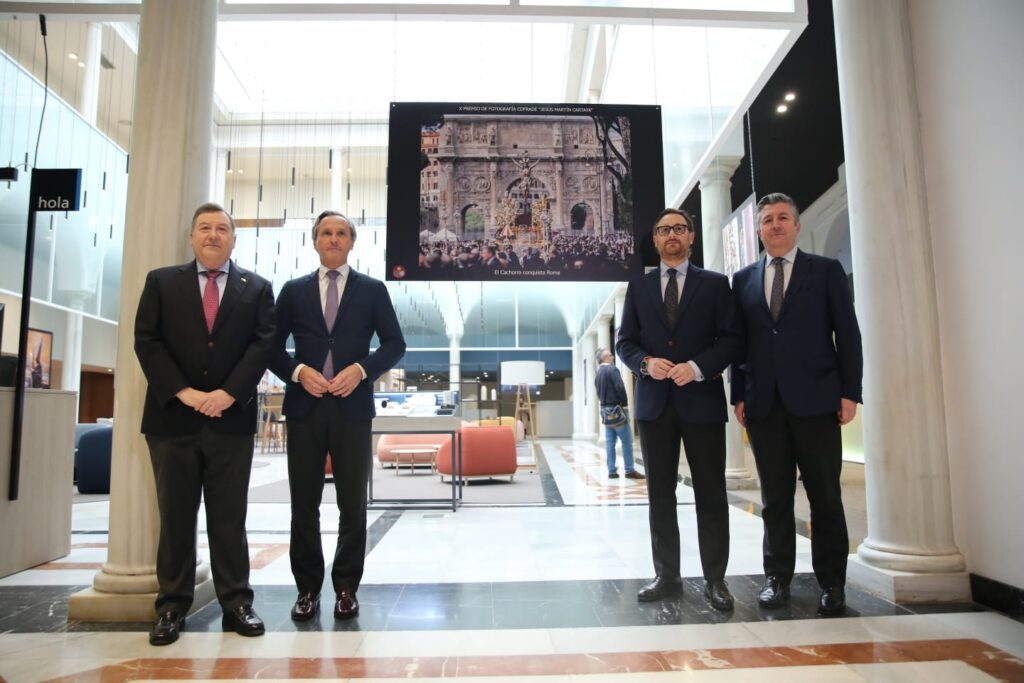 CAIXABANK RECIBE LA CUARESMA CON LA EXPOSICIÓN FOTOGRÁFICA DEL CONSEJO PROTAGONIZADA POR JAIME RODRÍGUEZ