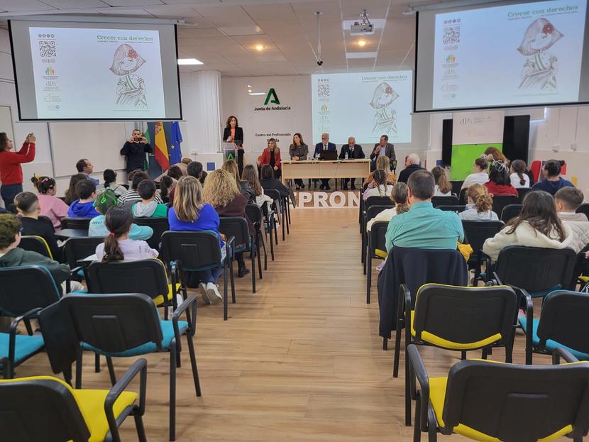 El Defensor de la Infancia presenta en Ronda el libro Crecer con derechos ante alumnado de la ciudad