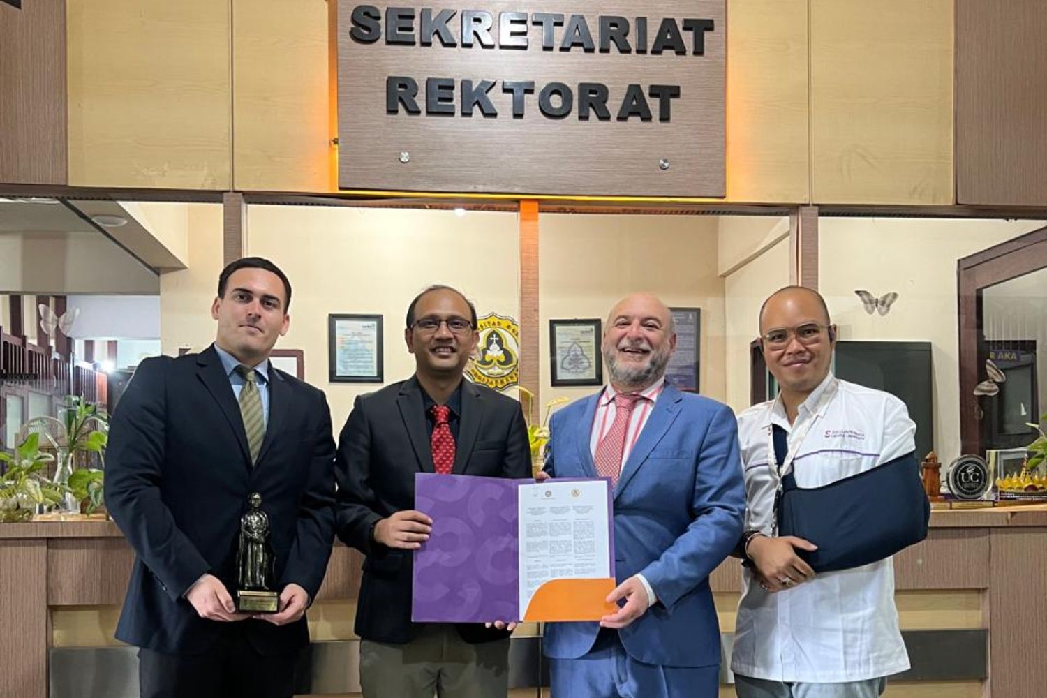 Recepción del convenio de colaboración entre la US y la Soegijapranata Catholic University