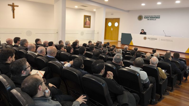 Monseñor Ramón Valdivia predica el retiro de Cuaresma para el clero