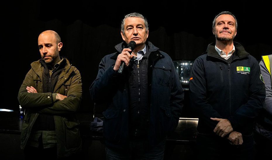 Sanz informa del estudio técnico-científico realizado en las zonas afectadas a los vecinos de Grazalema