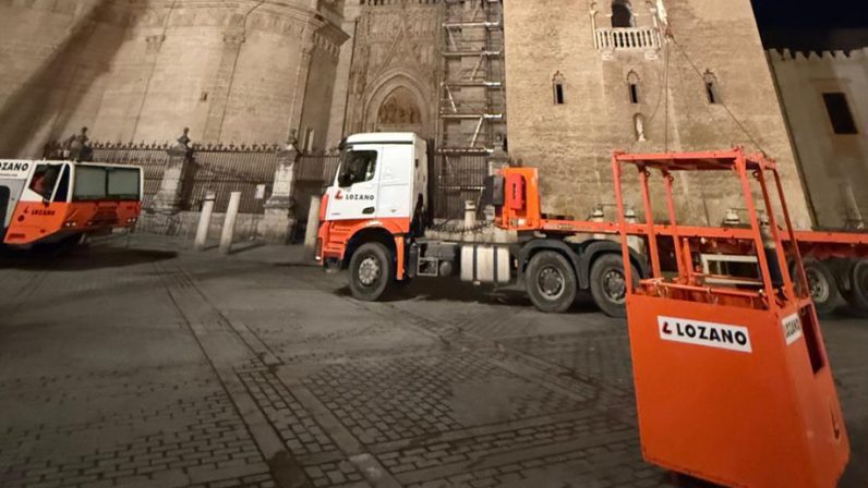 Comienza la retirada de las tres jarras de azucena de la Giralda