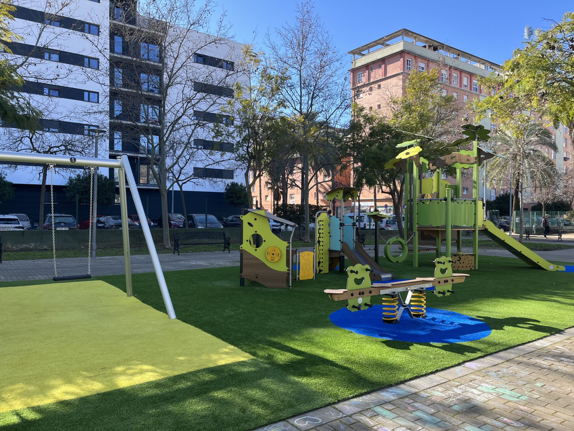 El Ayuntamiento culmina el nuevo parque infantil inclusivo de la calle Japón y encara la fase final del parque singular de Fernanda Calado en Sevilla Este