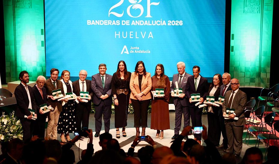Loles López ensalza a “los onubenses de bandera” por hacer de “Huelva y Andalucía una tierra emprendedora, trabajadora, moderna y solidaria”
