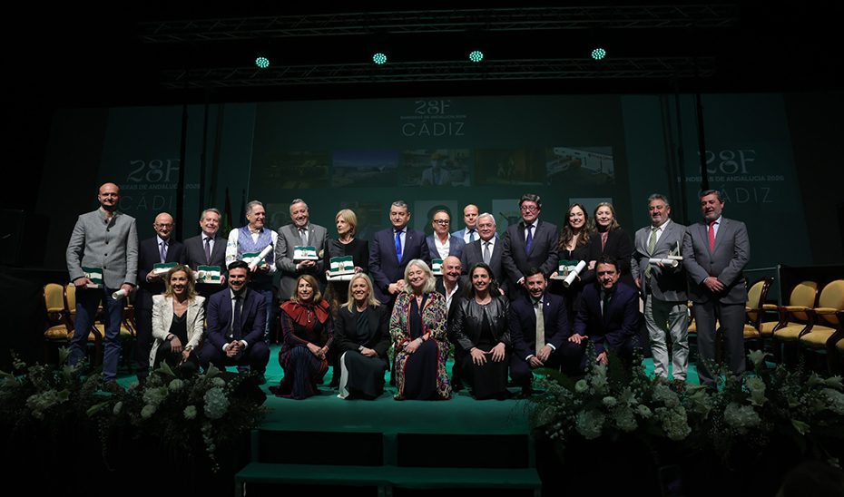 La Junta entrega las Banderas de Andalucía en Cádiz en reconocimiento al talento y liderazgo