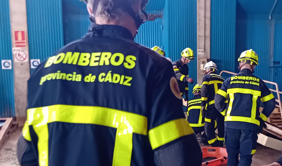 Diez afectados por inhalar humo en un incendio en un bloque de pisos en San Telmo en Jerez
