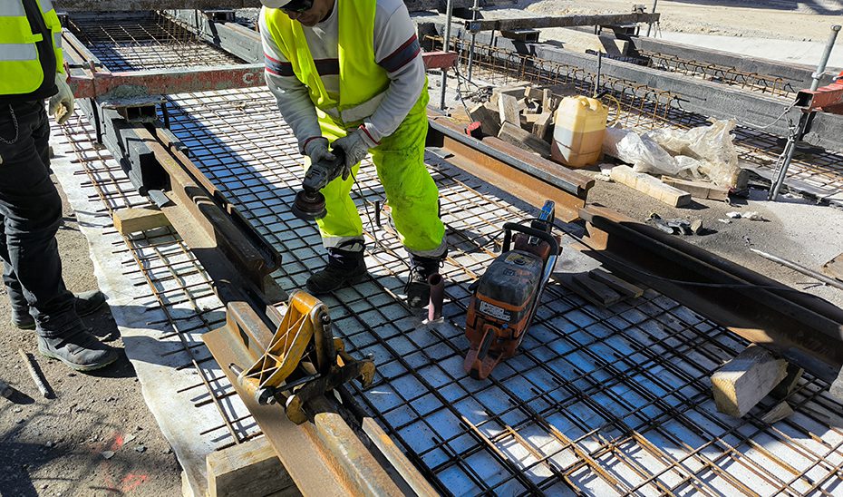 La Junta finaliza con la última soldadura el montaje de vía de la prolongación Sur de Metro de Granada