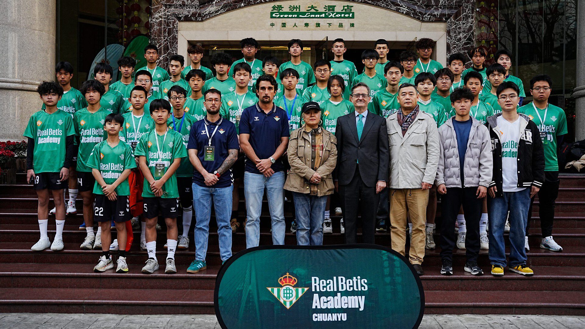 El Real Betis Balompié inaugura su primera academia en China con un plan para formar a 1.000 jóvenes en 3 años