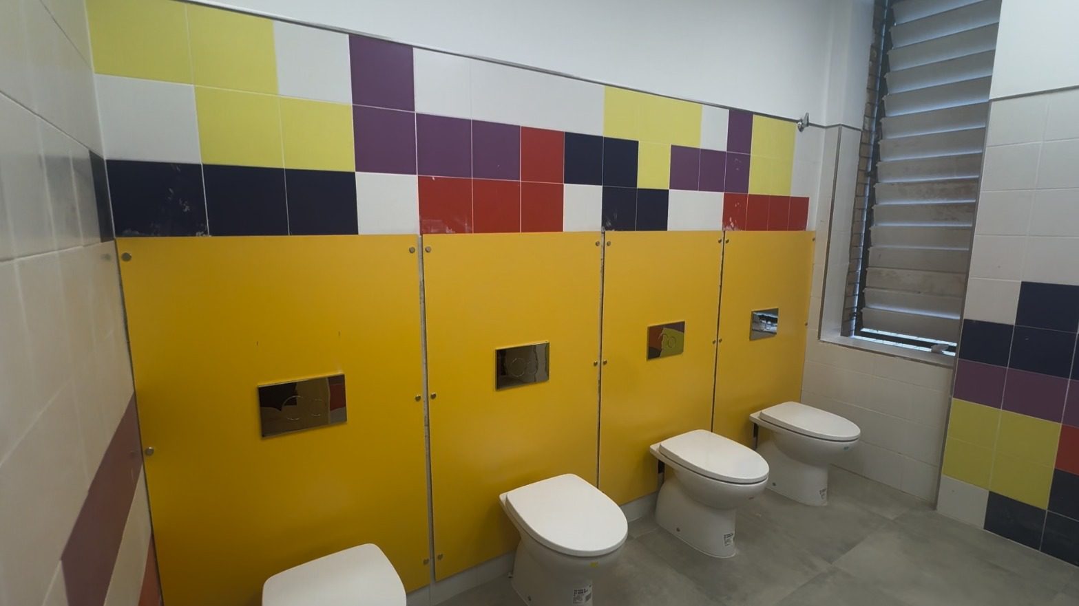 El Gobierno de Sanz moderniza los baños del CEIP Mariana de Pineda, con 40 años, y se unen al ambicioso Plan de Recuperación de los Colegios Públicos