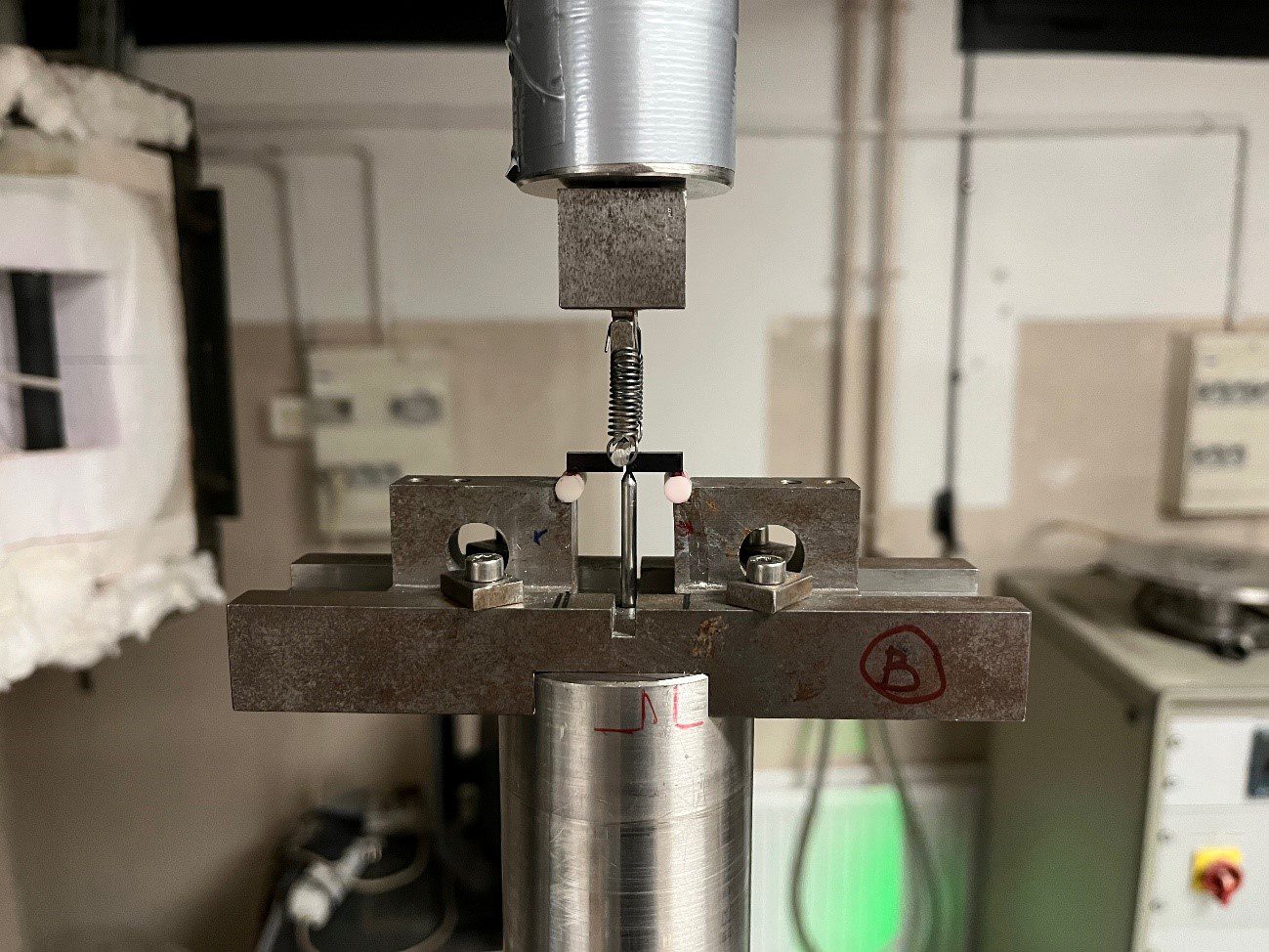 Un estudio mejora las cerámicas médicas avanzadas para frenar el deterioro de prótesis ortopédicas