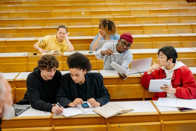 La habilidad del compañero influye en el rendimiento universitario, pero no siempre de manera positiva   Un experimento en la UPO publicado en Labour Economics muestra efectos negativos al trabajar con estudiantes de mayor habilidad, vinculados a dinámicas de esfuerzo y motivación