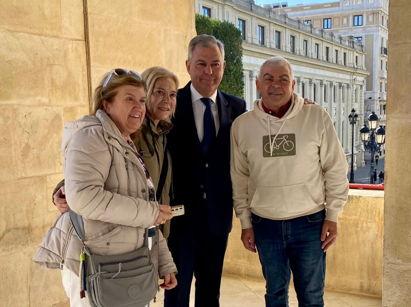 El alcalde Sanz comparte con los sevillanos la jornada de puertas abiertas del Ayuntamiento con motivo del Día de Andalucía