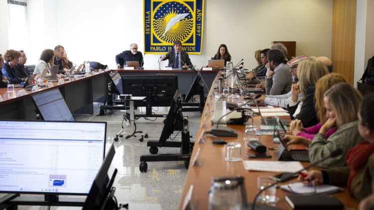 Francisco Oliva subraya las injerencias de la Ley Universitaria de Andalucía en la autonomía de los campus y sus contradicciones con la LOSU