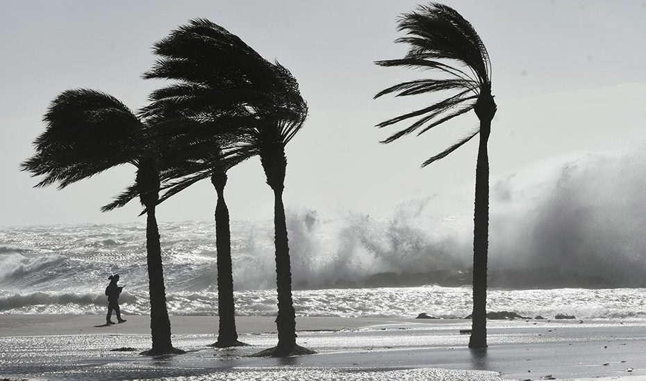 La EMA pide prudencia ante el aviso naranja por viento y por fenómenos costeros en Almería
