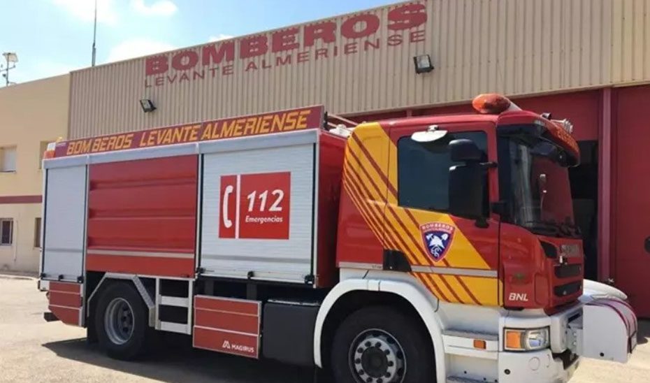 Bomberos rescatan a dos personas atrapadas tras salirse de la vía su vehículo en Alcóntar