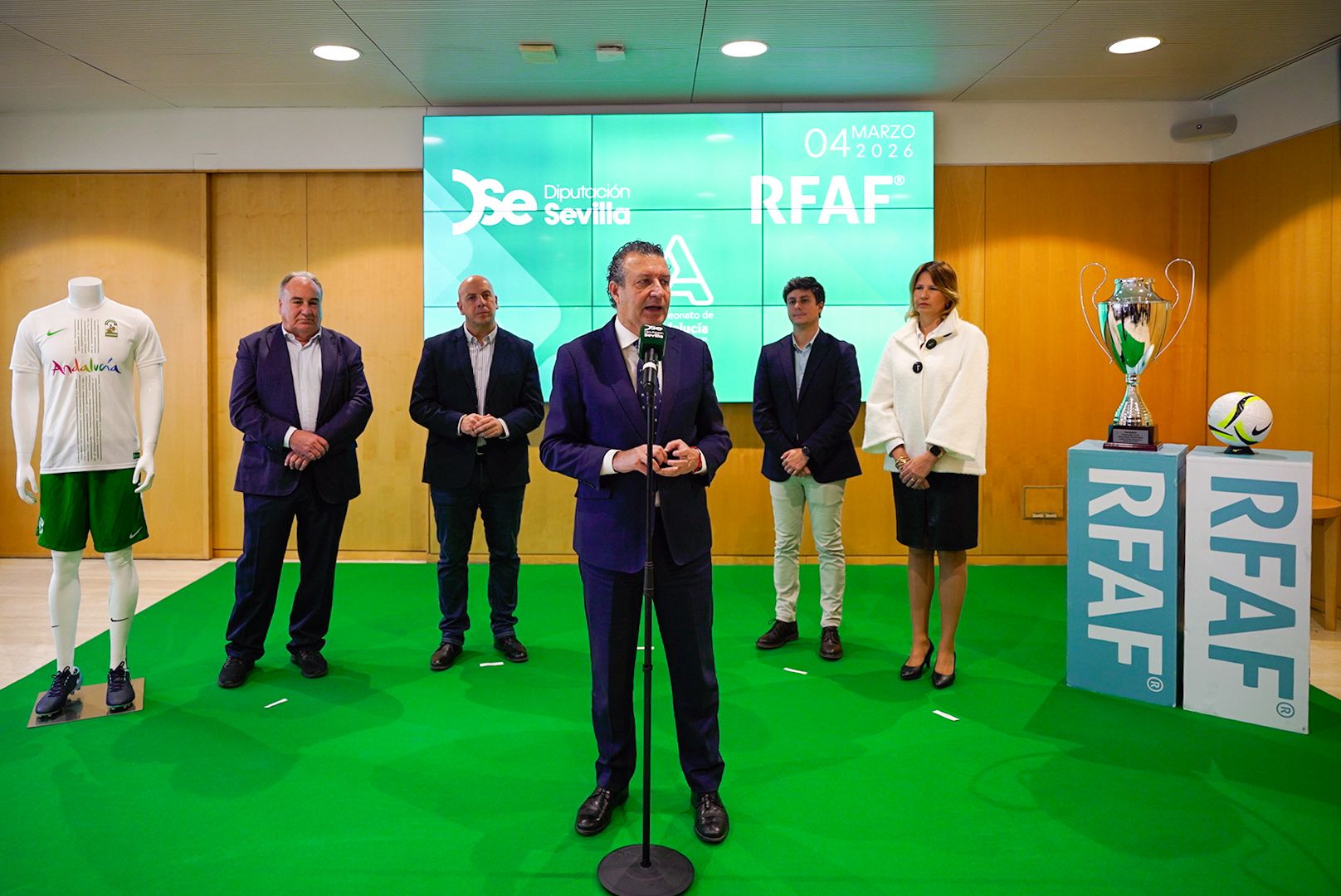 Fernández y Curtido presentan la fase final del Campeonato de Andalucía de selecciones provinciales infantil y cadete de fútbol, en la que compiten 144 futbolistas de 8 selecciones clasificadas