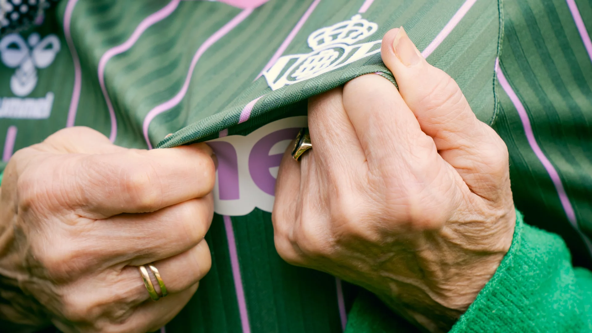 El Real Betis reúne a 80 abonadas de distintas generaciones por la Semana de la Mujer Bética
