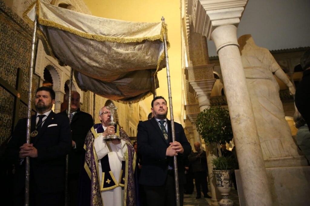 EL VÍA CRUCIS DE LA PÍA UNIÓN EVOCA EL ORIGEN DE NUESTRA SEMANA SANTA