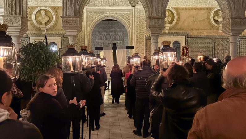 El arzobispo de Sevilla presidió el viacrucis de la Pía Unión y pidió “la gracia de vivir una Cuaresma que haga más atento nuestro oído a Dios”