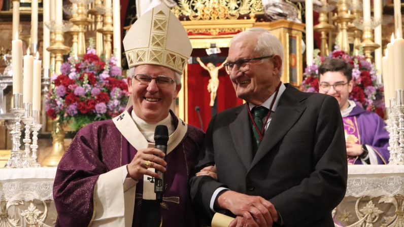 El arzobispo de Sevilla concede la medalla Pro Ecclesia Hispalense a Diego Roldán, feligrés de la Parroquia Santa María del Alcor