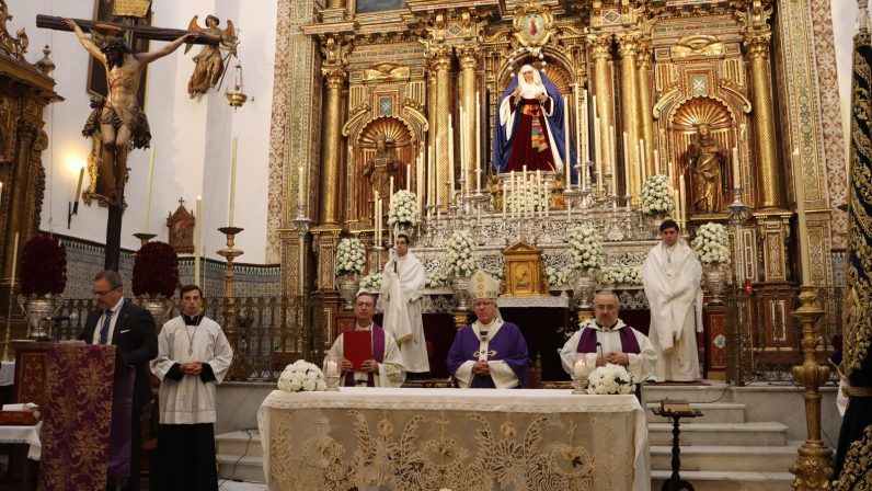 Monseñor Saiz Meneses en la función principal de la Hermandad de la Hiniesta: “La conversión comienza cuando dejamos que la luz de Cristo entre por nuestras grietas”