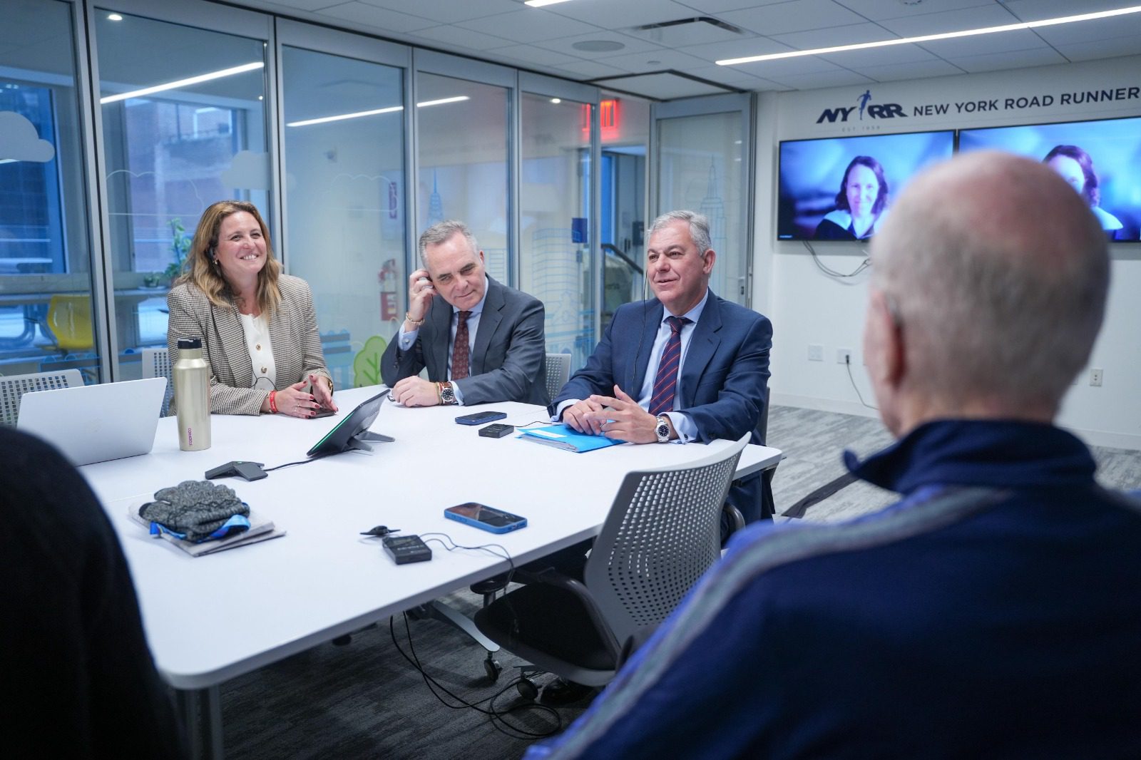 El alcalde de Sevilla, José Luis Sanz, presume de la maratón de Sevilla en Nueva York y se compromete a establecer nuevas vías de colaboración entre ambas pruebas deportivas