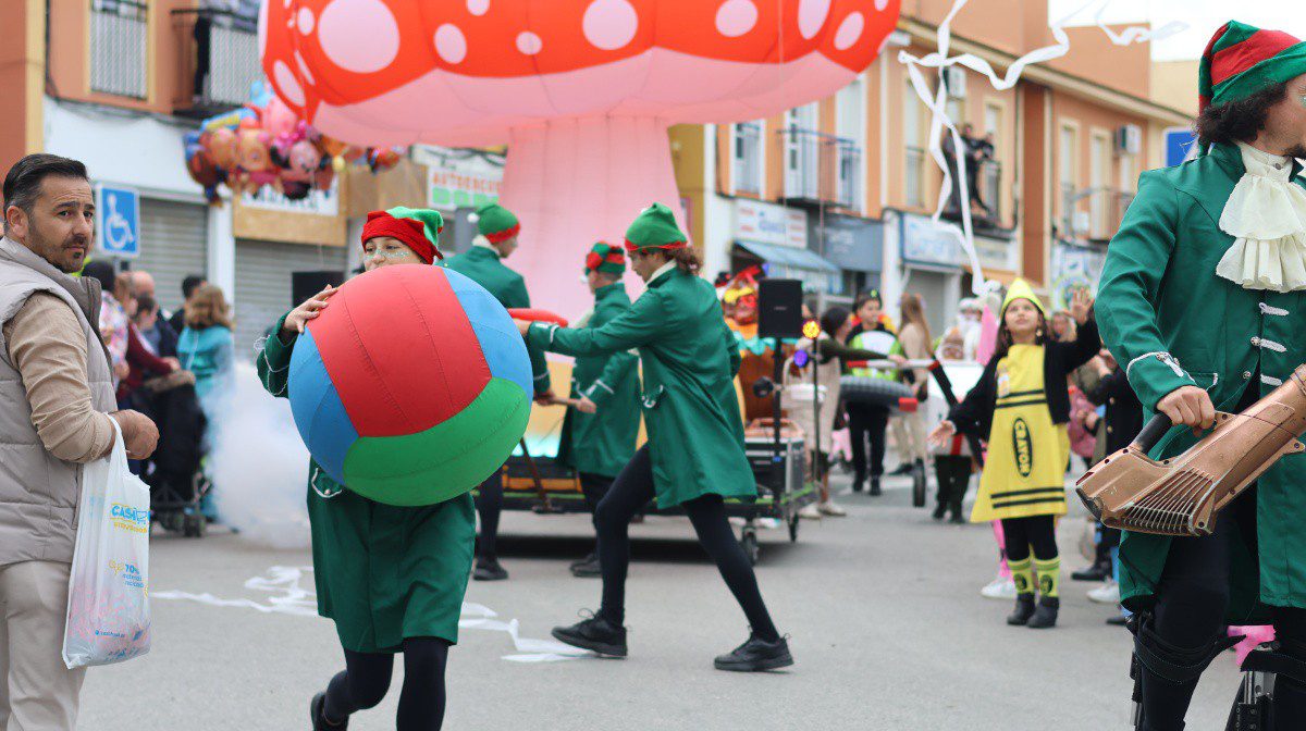 Palomares del Río se llena de color con su pasacalles de Carnaval