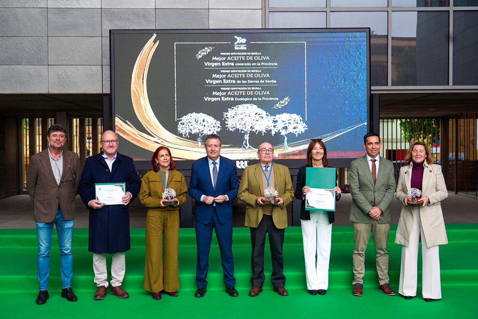Javier Fernández destaca “la satisfacción de consumir productos de la tierra” y reivindica para el olivar sevillano conciliación y relevo generacional