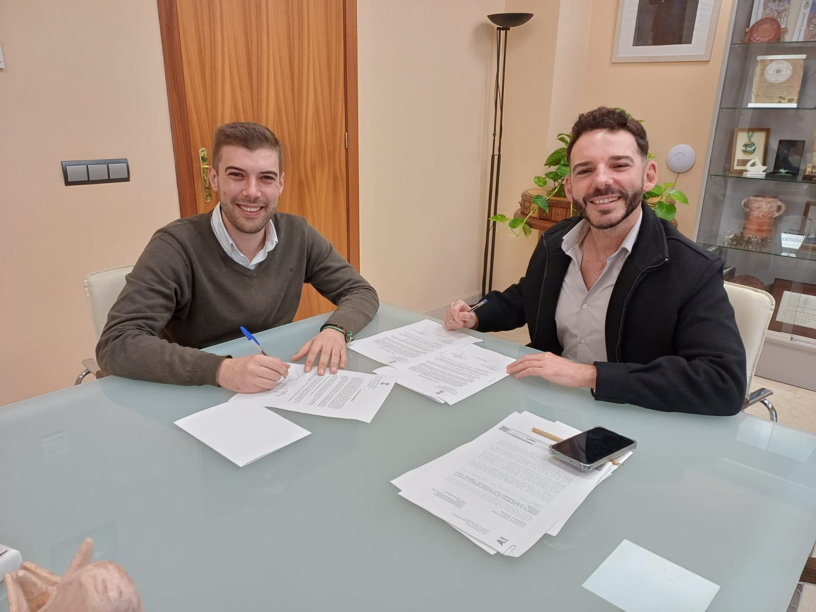 Toma de posesión de dos nuevos trabajadores en el ayuntamiento